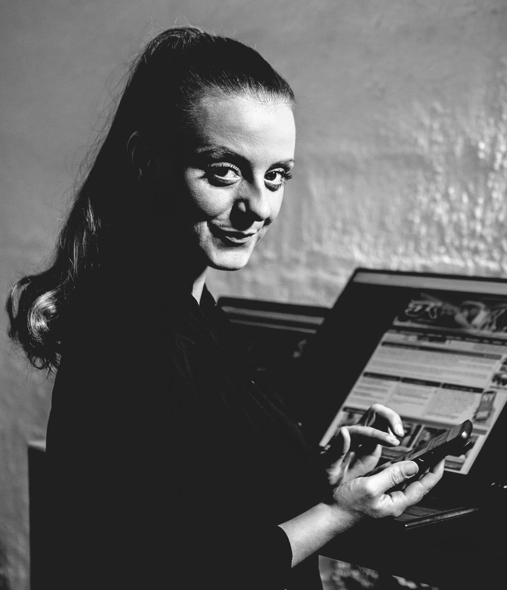 Denice Klarskov ved computeren med DK Webcam på skærmen